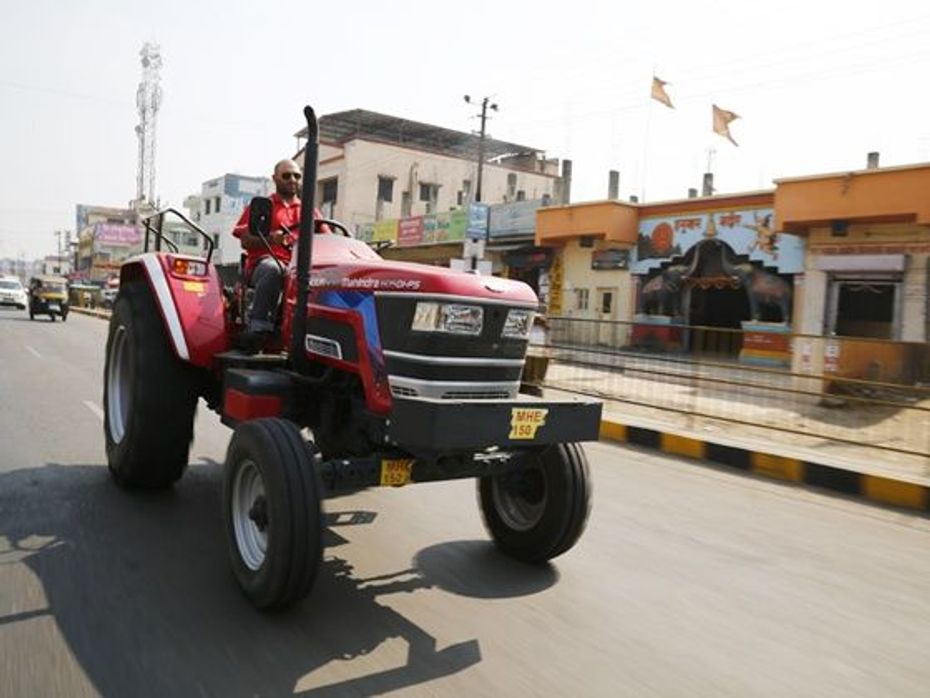 Mahindra Arjun Novo 650 DI-PS Tractor front tracking