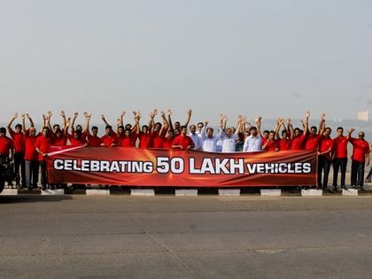 To celebrate the production of 50 lakh Mahindra vehicles 3000 company workers formed a human chain in Mumbai