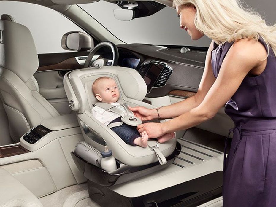 The child seat can swivel counter-clockwise when seating the child