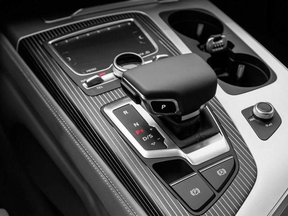 new gear lever and touchpad on the centre console of the 2016 Audi Q7