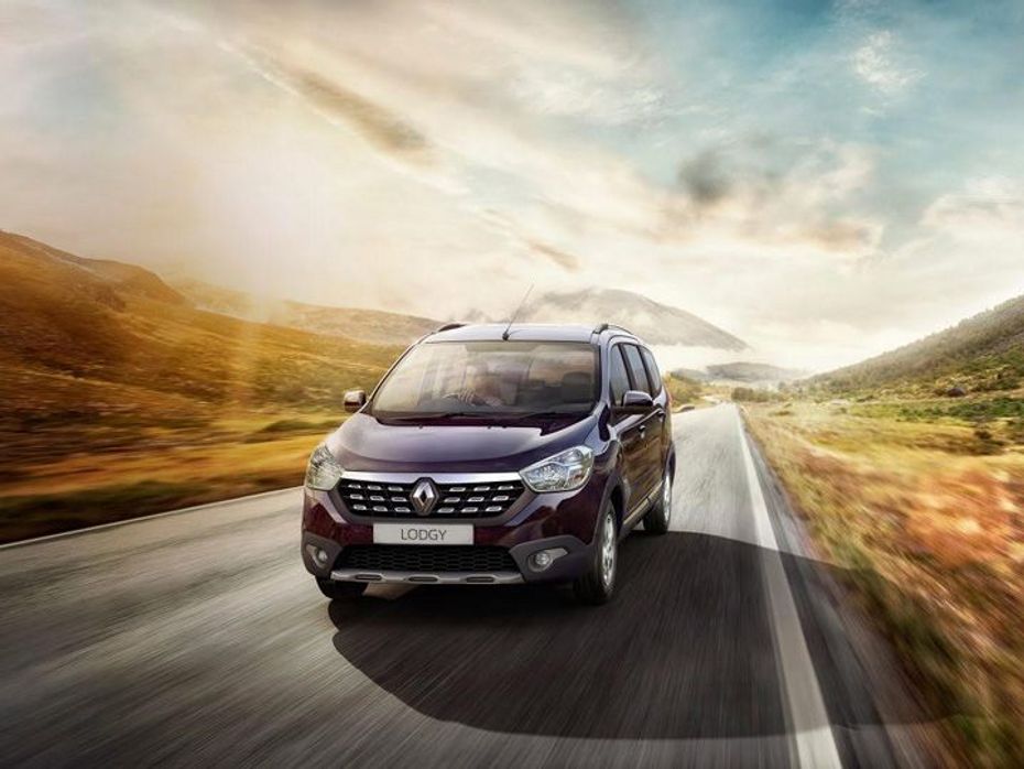 Renault Lodgy Stepway front three quarters action shot