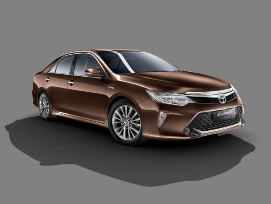Toyota Camry hybrid front static
