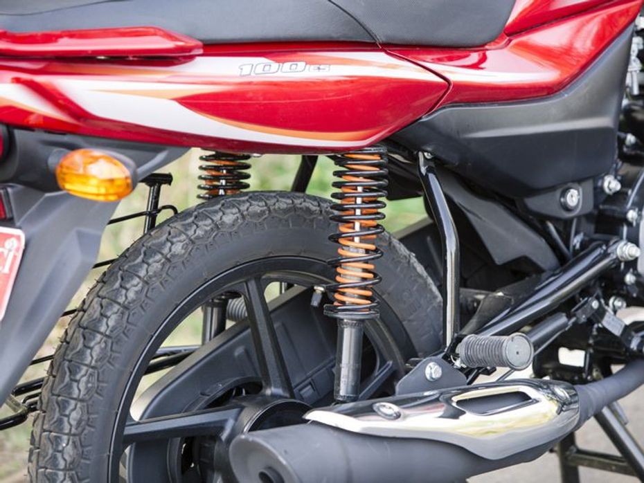 The twin-spring shock absorbers of the 2015 Bajaj Platina ES offer a pliant ride quality