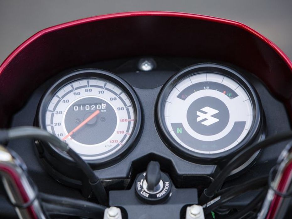 Twin-pod instrument cluster with chrome rims of the new Bajaj Platina ES