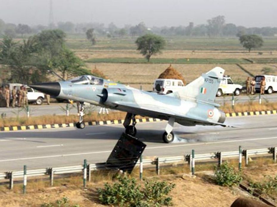 Air Force successfully lands fighter jet on the Yamuna Expressway