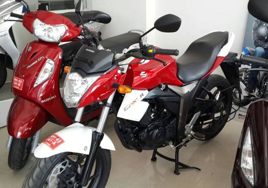 Suzuki Gixxer red and white colour