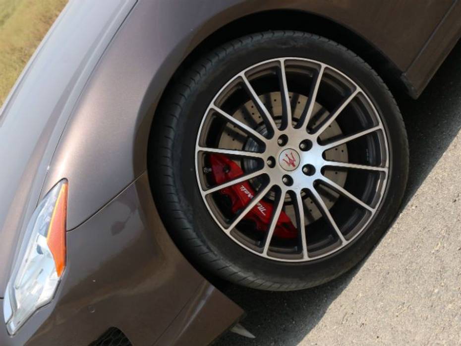 Maserati Quattroporte disc brakes with red brake calipers Maserati Quattroporte disc brakes with red brake calipers
