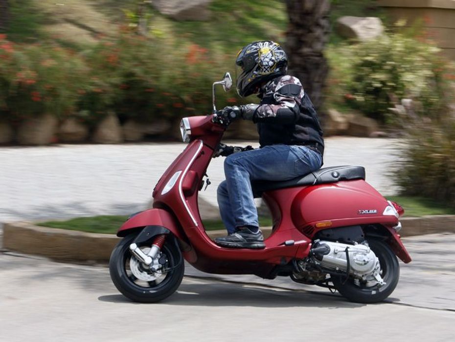 Vespa VXL and SXL 150 in action