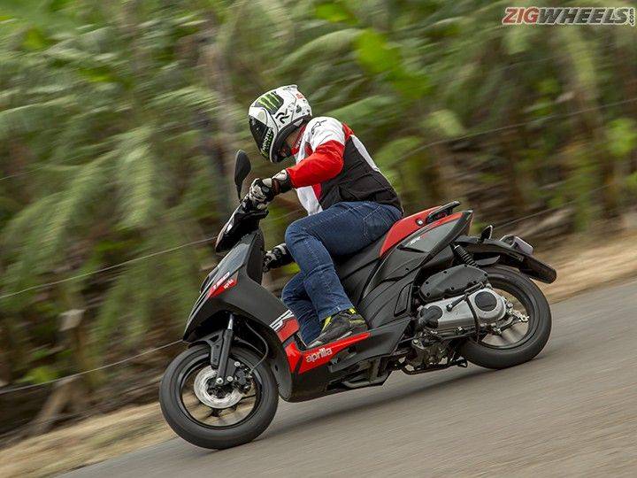 Aprilia SR150  action