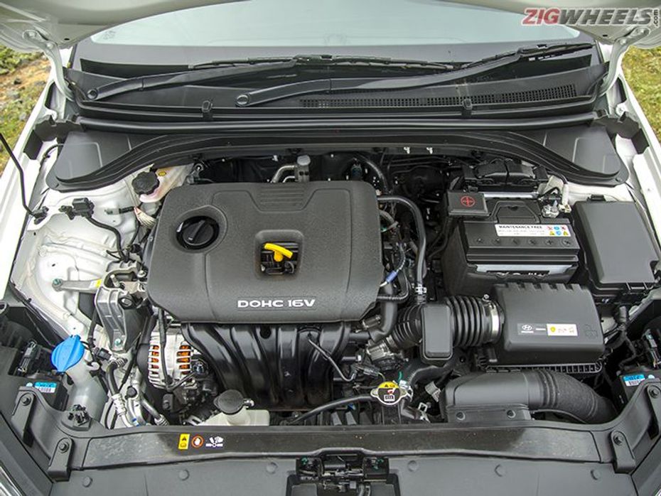 Hyundai Elantra: Engine Bay