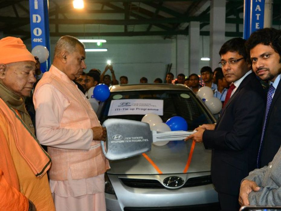 (l)Swami Savalokananda, Secretary of Ramakrishna Mission ITI and (r)Tapan Ghosh, East Zone head at Hyundai Motor India Ltd