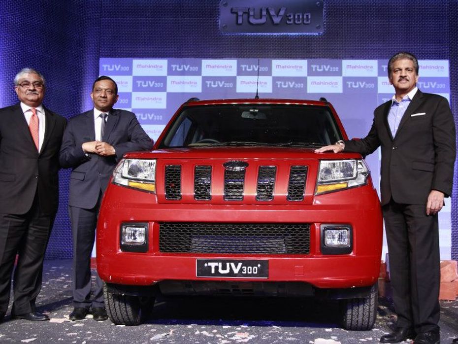 (l)Rajan Wadhera, (c) Dr Pawan Goenka and (r) Anand Mahindra at the launch of TUV 30