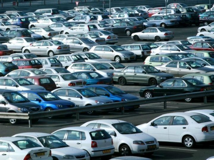 New Car Info Will Soon Have Pollution Figures Mentioned For Ers Cars In A Parking Lot