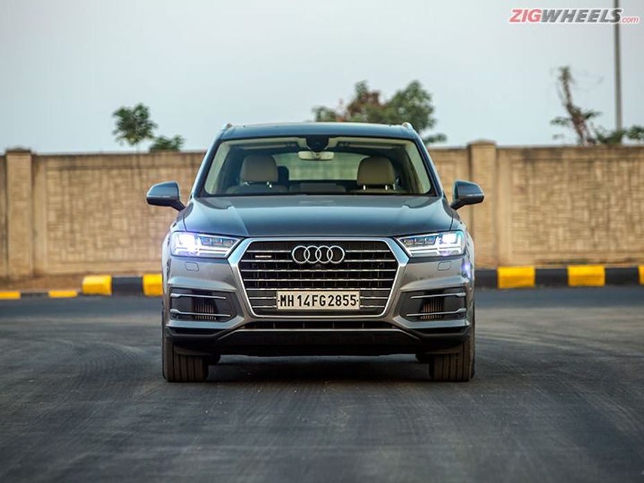 Chrome grille and split headlight of the 2016 New Audi Q7 SUV
