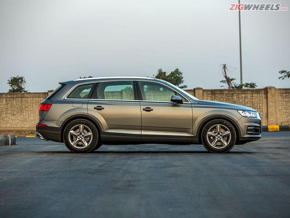 Side profile of 2016 new Audi Q7 in India