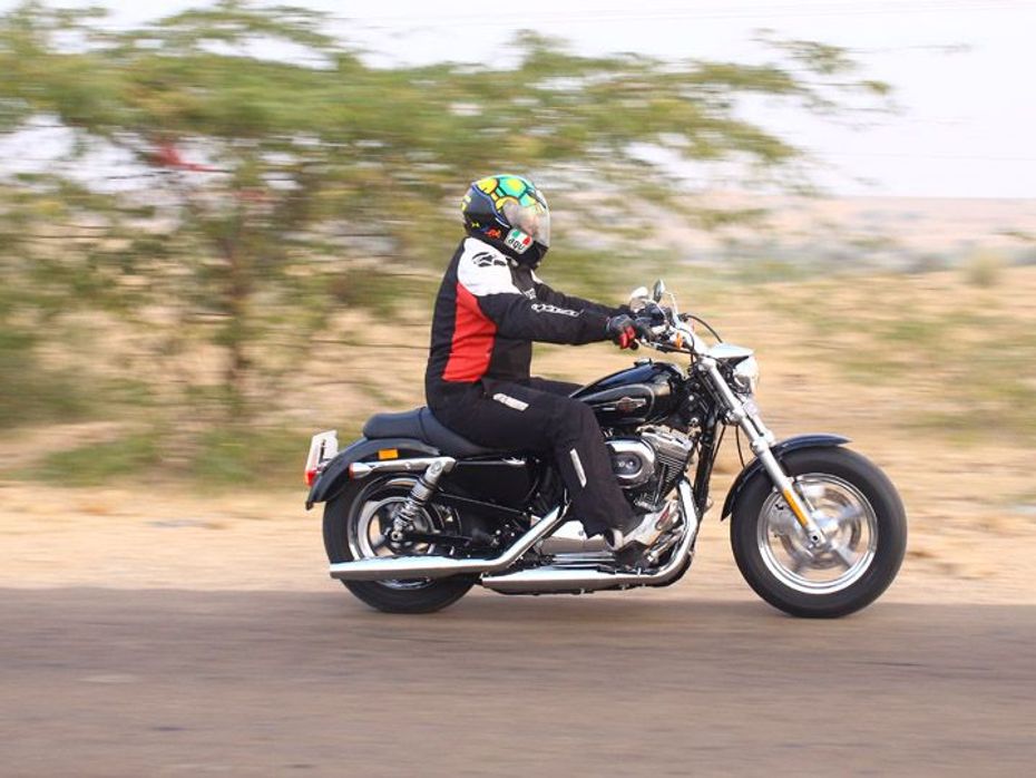 Harley-Davidson Sportster 1200 Custom action pic