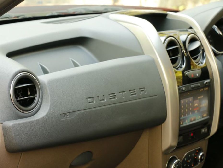 Feacelift Renault Duster Automatic dashboard and badge