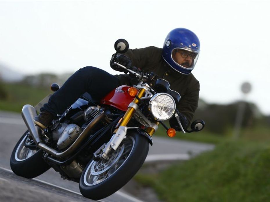 The Thruxton R features a sharper rake angle and a shortened wheelbase which makes the bike extremely nimble