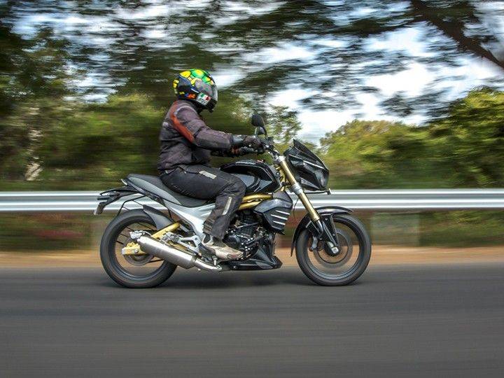 Mahindra Mojo action pic