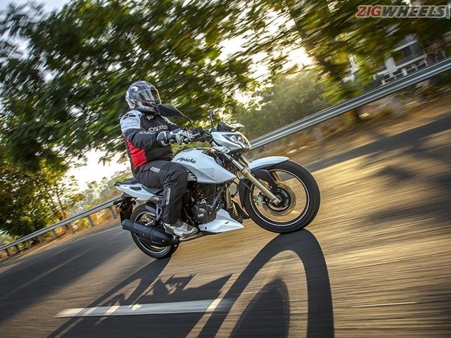 TVS Apache RTR200: Action Pic