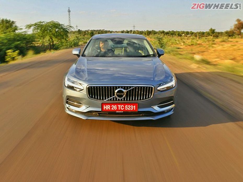 Volvo S90: Front View Action