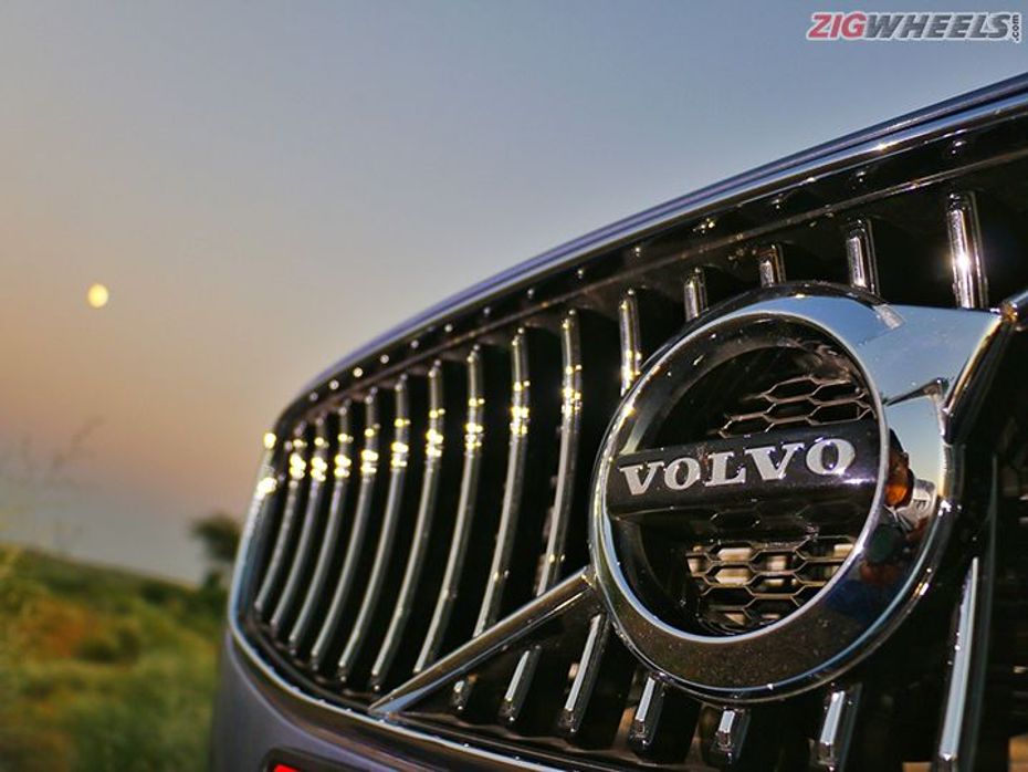 Volvo S90: Grille