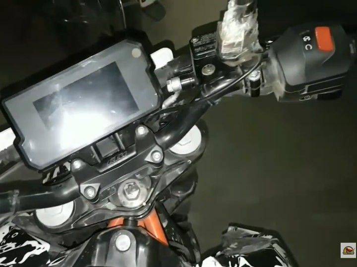 2017 KTM Duke 390 spy shot instrument cluster