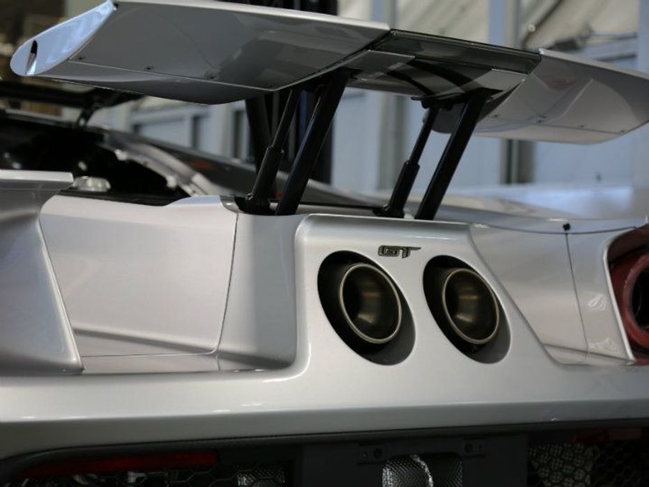 Ford GT utilises a retractable wing as an aerodynamic aid