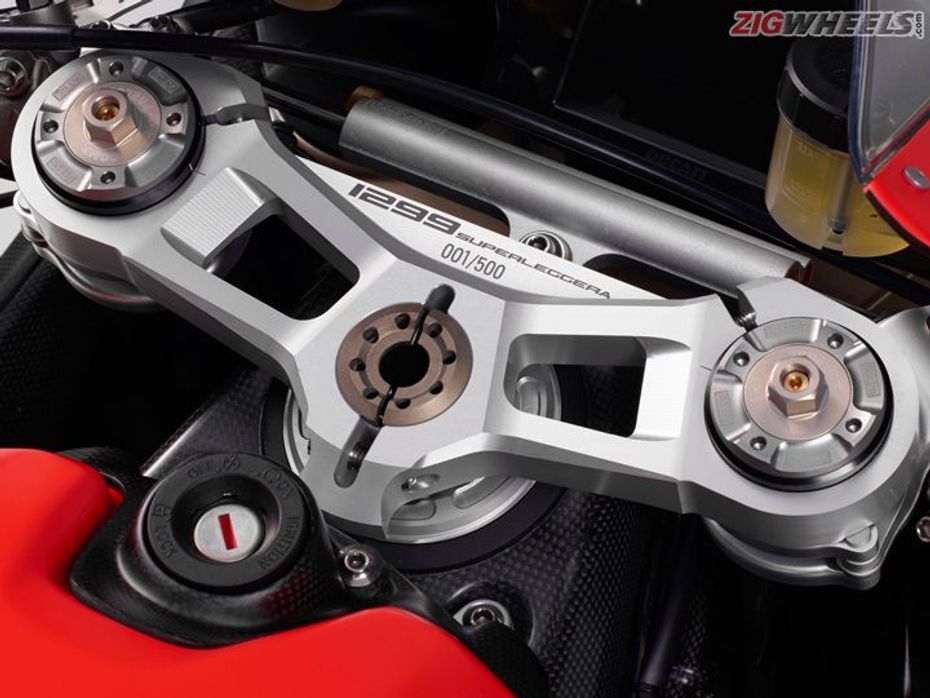 Ducati 1299 Superleggera: Handlebar closeup