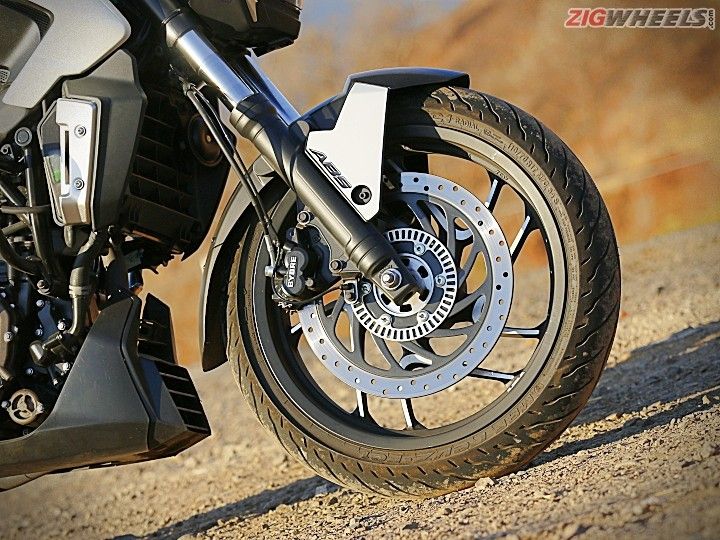 Bajaj Dominar 400 vs Royal Enfield Thunderbird 350 Bajaj Dominar 400 vs Royal Enfield Thunderbird 350