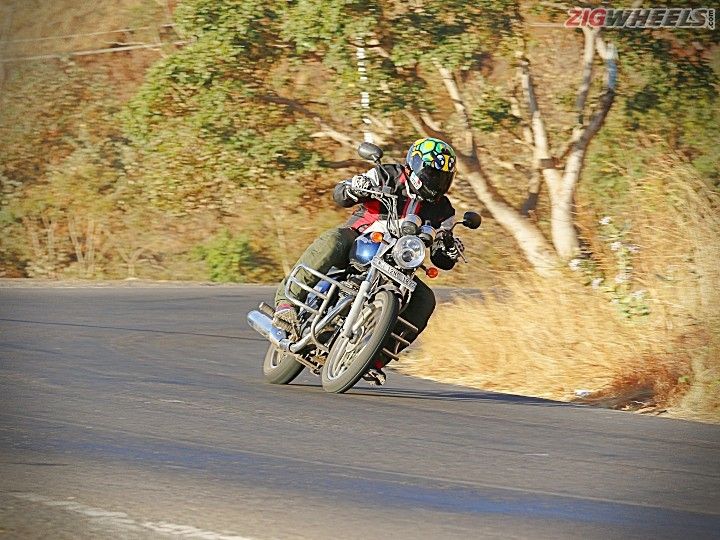 Bajaj Dominar 400 vs Royal Enfield Thunderbird 350 Bajaj Dominar 400 vs Royal Enfield Thunderbird 350
