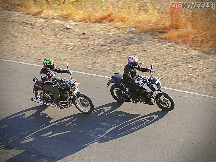 Bajaj Dominar 400 vs Royal Enfield Thunderbird 350 Bajaj Dominar 400 vs Royal Enfield Thunderbird 350