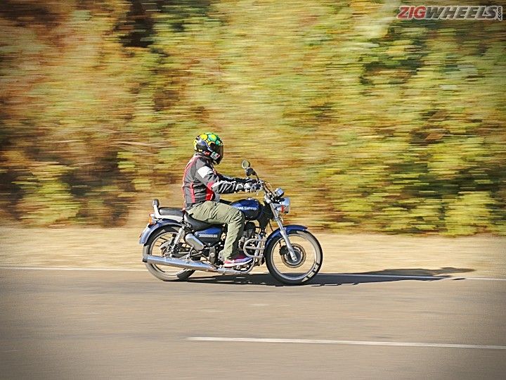 Bajaj Dominar 400 vs Royal Enfield Thunderbird 350 Bajaj Dominar 400 vs Royal Enfield Thunderbird 350