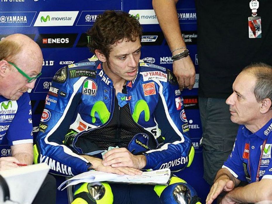 Rossi discussing with his team