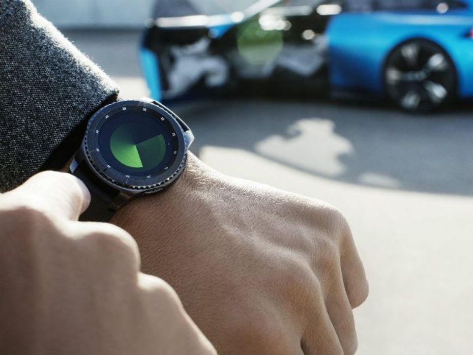 The Peugeot Instinct Concept can communicate with smart devices such as, as shown here, a smartwatch