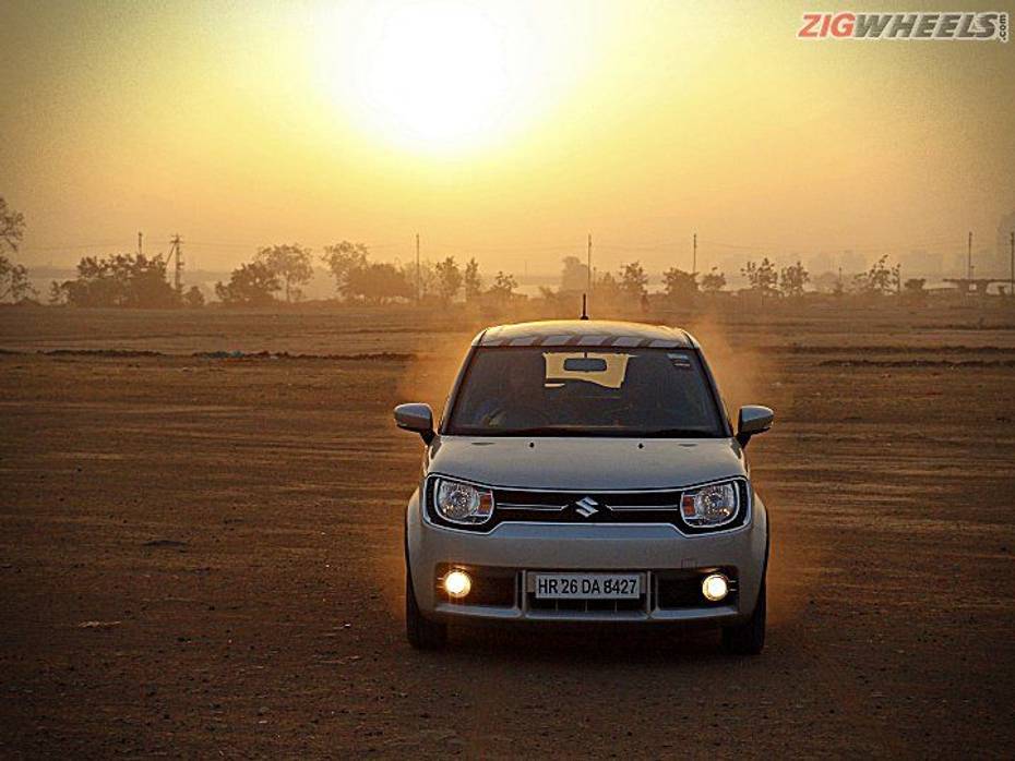 The gearbox auto blips the throttle for a smoother shift The gearbox auto blips the throttle for a smoother shift