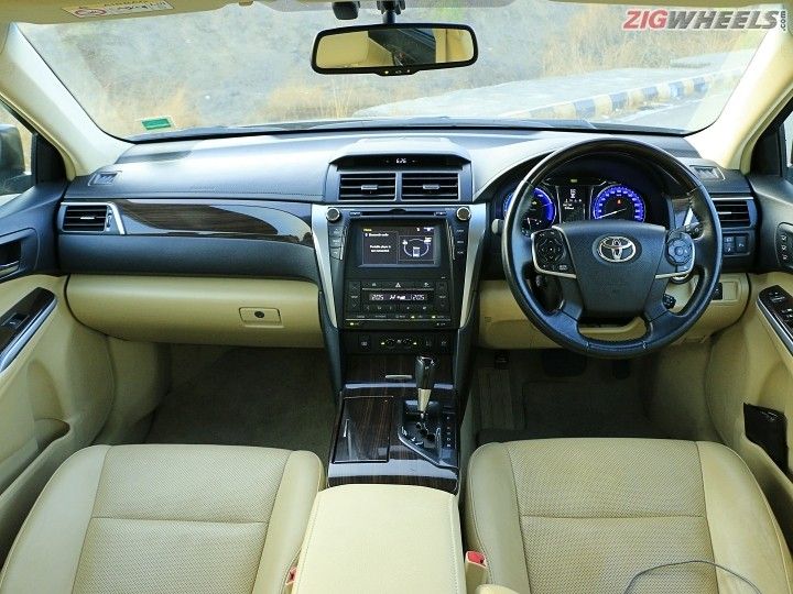 Honda Accord Vs Toyota Camry Hybrid Comparison Review Zigwheels Honda Accord Vs Toyota Camry Comparo