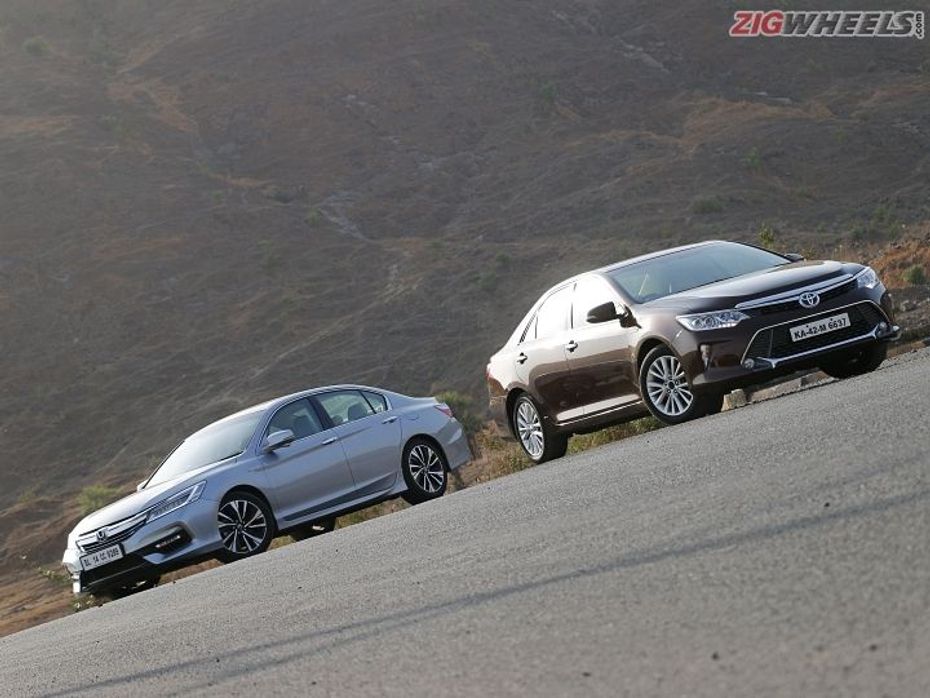 Honda Accord vs Toyota Camry - Comparo