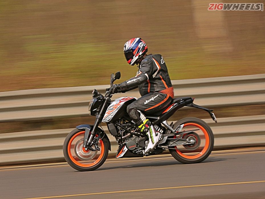 Whom is it for? KTM says that the 125 Duke is squarely aimed at those who want a KTM, but feel that a 200 might be too much. Now as an enthusiast, it sounds a bit silly that 25PS of power is difficult to handle, but in the urban Indian context, the 200 do