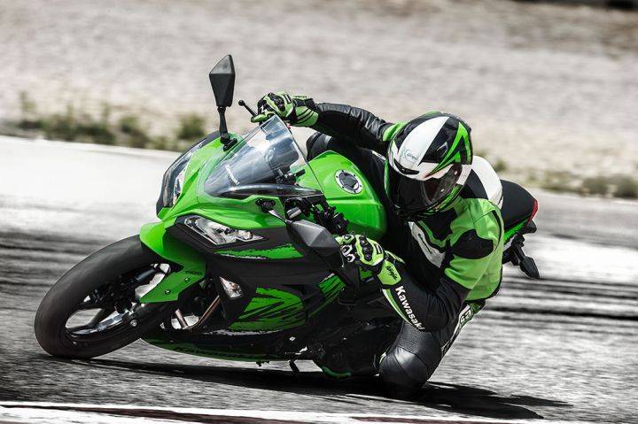 2019 Kawasaki Ninja 300 cornering 2