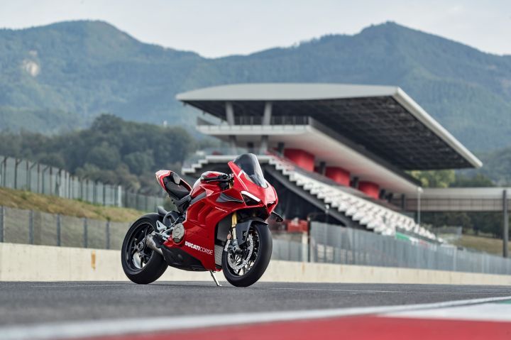 Bonkers 221PS Ducati Panigale V4 R Breaks Cover!