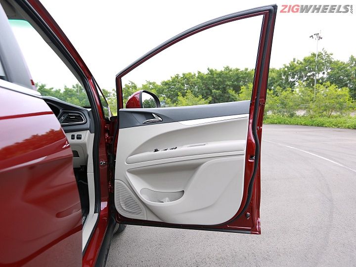 Mahindra Marazzo Review in Pictures