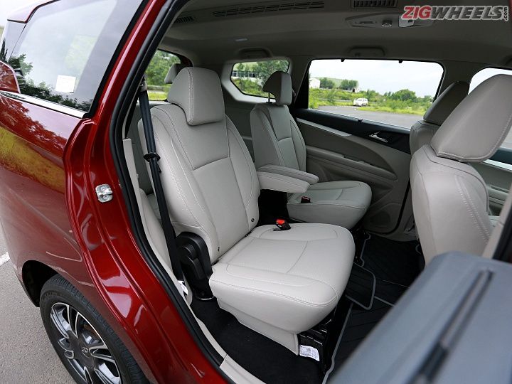 Mahindra Marazzo Review in Pictures