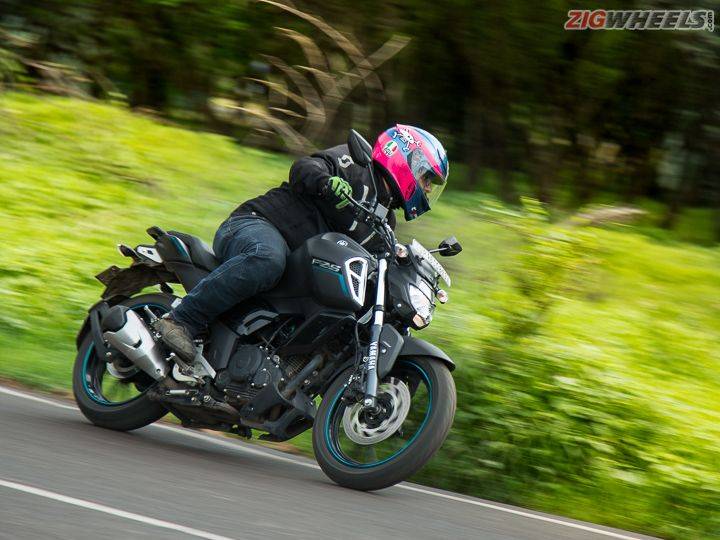 Yamaha FZ-S Fi V3.0 vs TVS Apache RTR 160 4V Image Gallery