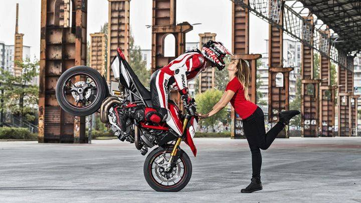 Hypermotard 950 SP stoppie2