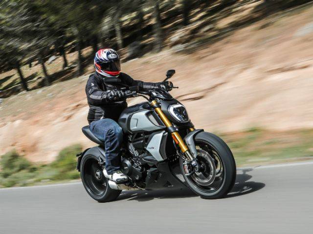 Ducati Diavel с пассажиром