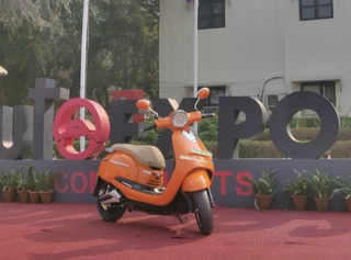 Avera Showcases Its Retrosa Electric Scooter At Auto Expo 2020