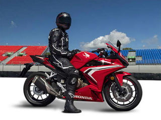 Two Middleweight Japanese Sportsbikes Face Off