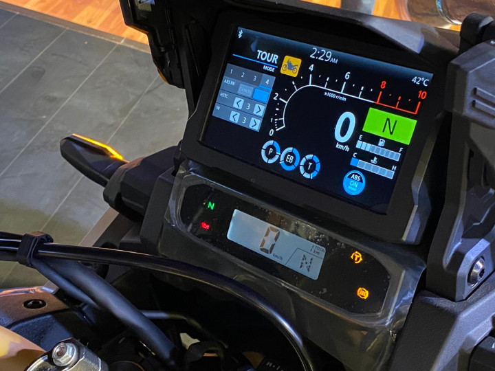 crf1100 android auto