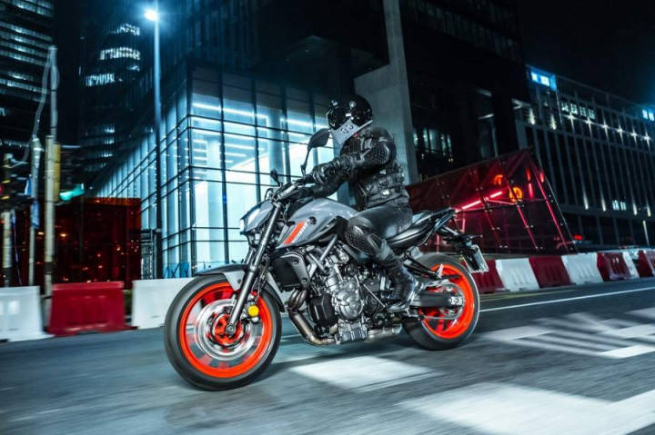 2021 Yamaha MT 07 riding